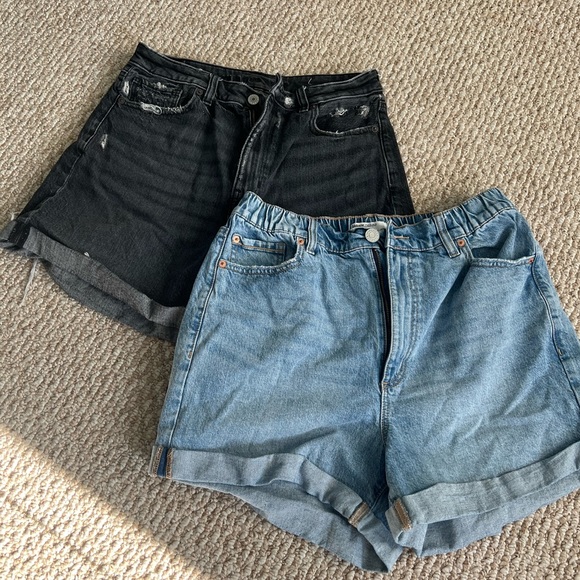 American Eagle Outfitters Pants - ✨2 pairs of denim shorts✨
American Eagle Garage Size 9&10